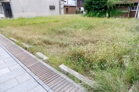 「田舎の実家」を取り壊したら、翌年の固定資産税が“6倍”になりショック！ あまり管理できなくても「空き家のまま放置」が正解でしたか？「取り壊し・放置」で税金が増える仕組みとは