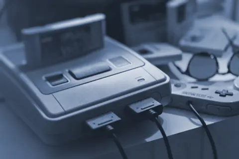 スーパーファミコンソフト”ファイアーエムブレム”を捨てようとしたら、制止する夫。「箱つきだから10万円を超える価値がある」と言っているのですが本当ですか？