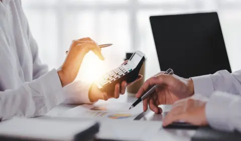 証券会社の担当者に「毎月3万円を投資信託に積み立てれば、老後が楽になります」と勧められました。住宅ローンと教育費で今でも苦しいのですが、無理してでも始めるべきでしょうか？