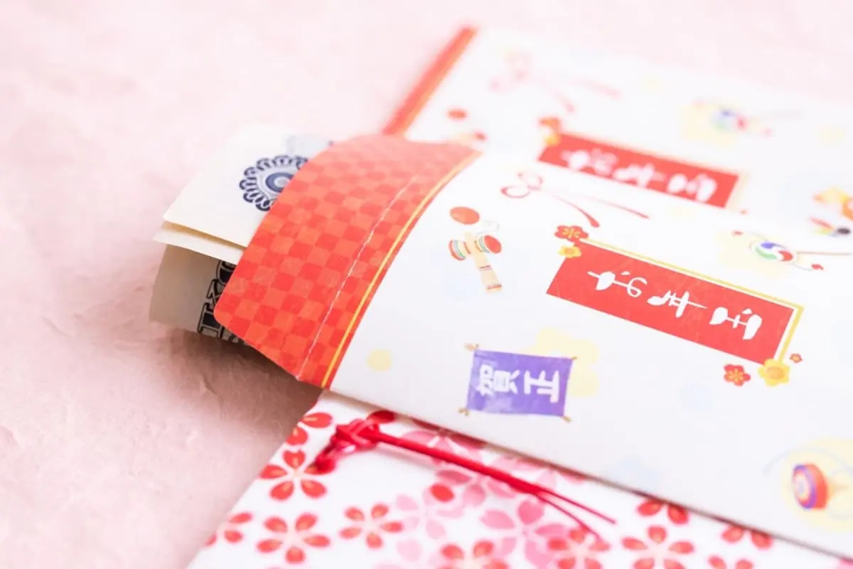 小1の子に「お年玉は2万円上げた」というママ友。わが家は小学生の内は5000円と決めているのですが、少なすぎるのでしょうか？