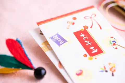 【お年玉】弟の子どもに「1万円」渡したら、「ウチは1万円×3人あげてるのに…」と言われました。甥は“一人っ子”ですが、金額はもらう分にあわせて上げるべきでしょうか？