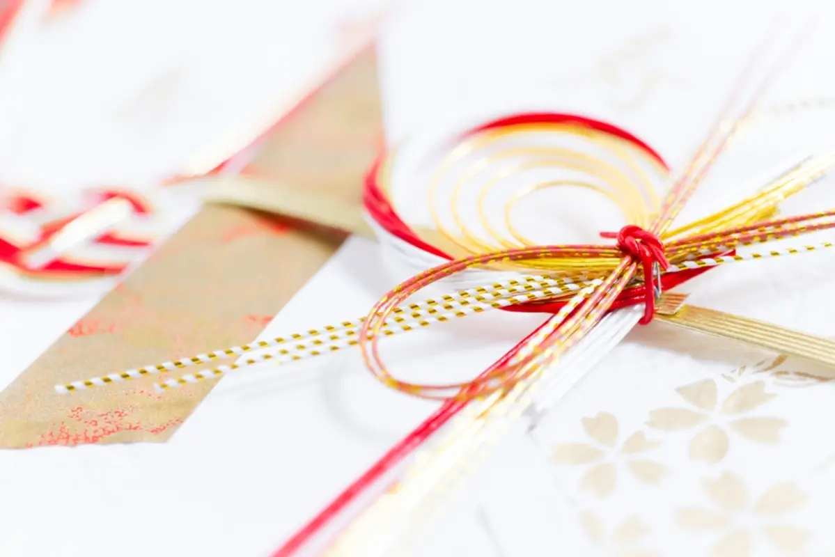 帰省時に祖父から「結婚祝い金100万円」をもらいました！ 祝ってくれてうれしいのですが、税務上の手続きなどは必要ないのでしょうか……？