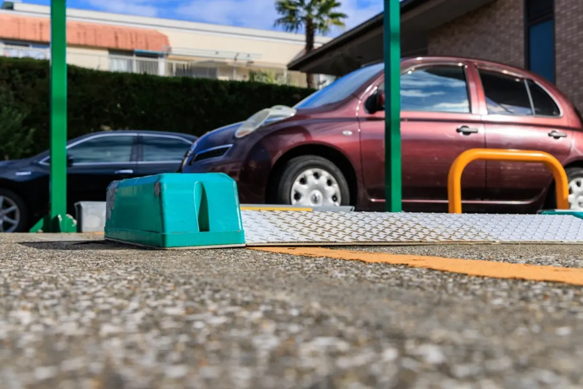 主人が飲み会後、節約のためにコインパーキングで車中泊するそうです。これって大丈夫ですか？違反などにならないでしょうか。