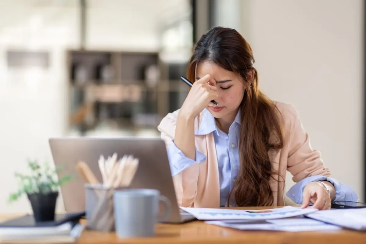 手取り17万円の正社員です。月160時間勤務で時給換算すると約1,060円…もしかして時給1300円のバイトの方が稼げているのでしょうか？