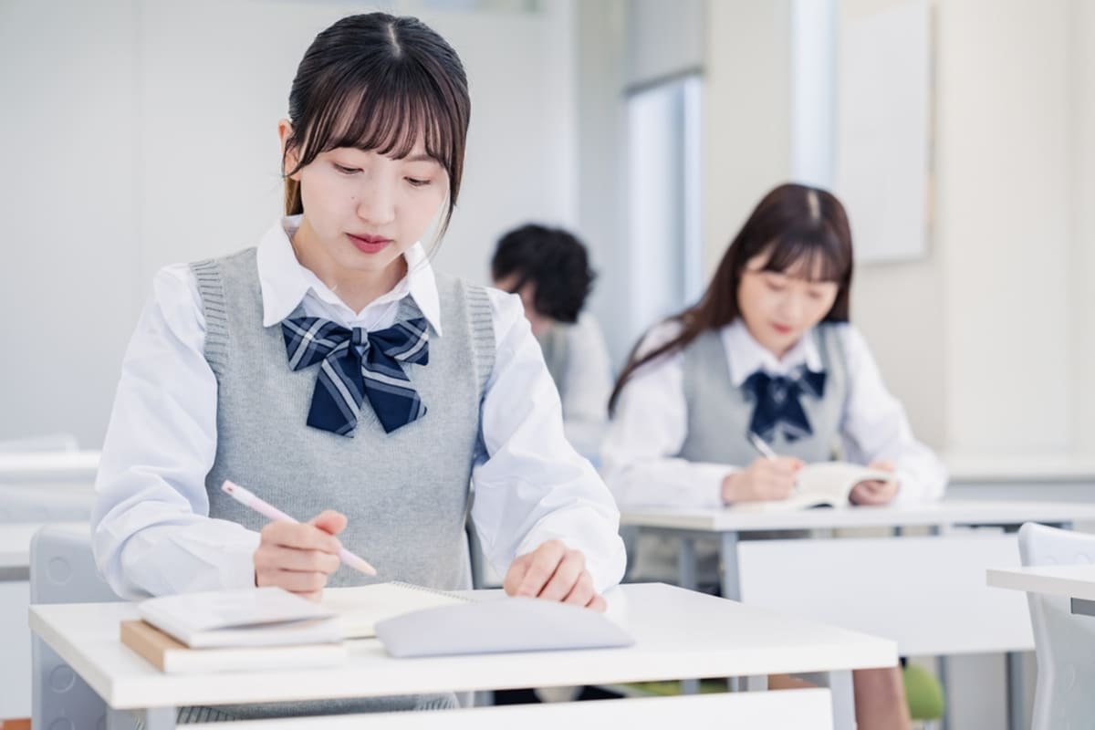 「無償化だから」と、娘を“私立高校”に通わせ後悔…「年収600万円」のわが家は“公立に進学すべき”だった!?「年50万円も払えません…」無償化対象外の費用とは|ファイナンシャルフィールド|﻿子育て