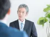 60歳で定年退職後、会社から「年収300万円で再契約はどうですか」と提案されました。ハローワークでは「月25万円前後」のアルバイトをいくつか見つけましたが、再雇用とアルバイト、どちらが“お得”な働き方なのでしょうか?