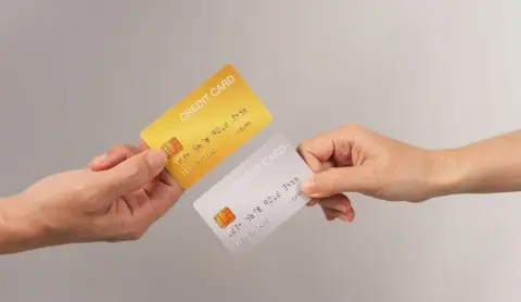 友人は「空港ラウンジを利用したい」という理由だけでゴールドカードに切り替えていました。年会費1万円の元は取れるんでしょうか？