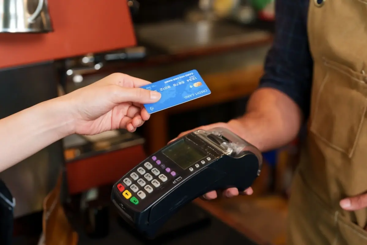 息子にキャッシュレス決済を勧められました。キャッシュレス決済使わないのはもう少数派？シニア世代の利用率はどれくらいなの？