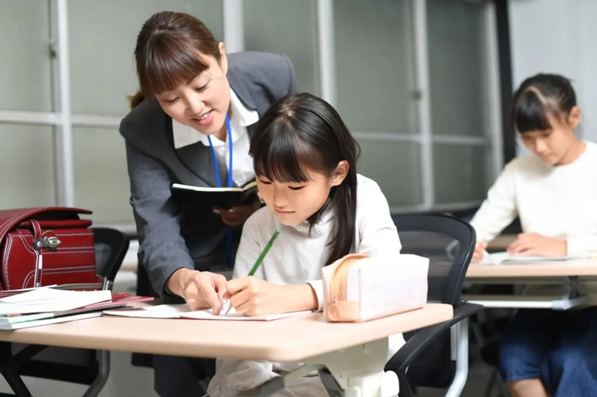 実家の両親に「兄は大手企業で年収1000万円なのに」と比べられます。私は小学校教員で「年収600万円」ですが、そこまで“低収入”でもないし、気にする必要ないですよね…？