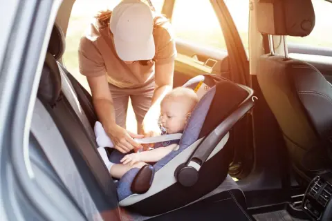 3歳の息子が「チャイルドシート」を泣いて拒否！ 母が「抱っこしておく」と言ってくれましたが、免許証が「ゴールド」から“ブルー免許証に変わる”って本当ですか？ デメリットを解説