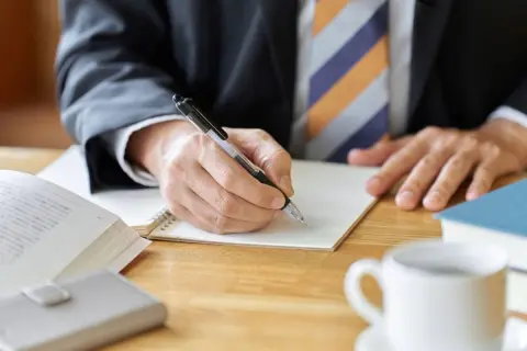 スタバで勉強しています。毎回注文もしていますが「お店的には迷惑では？」と友人から言われました。勉強目的の利用はよろしくないのでしょうか？