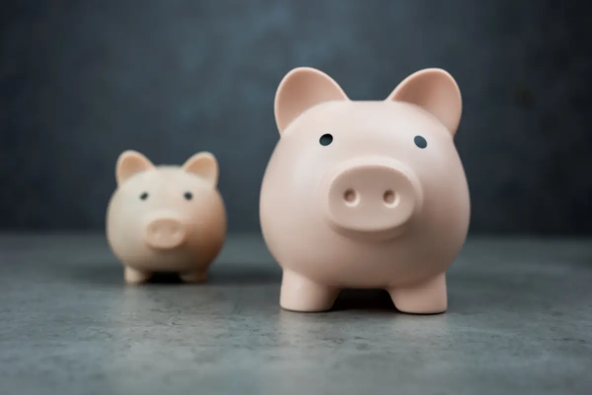 30歳で「貯金100万円」ですが、普通は「年齢×10万円」必要と聞きショック！ 同世代は「300万円」も貯めているのですか？ 貯蓄額の“平均・中央値”を確認