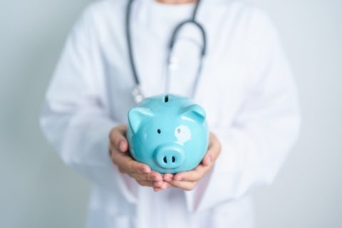 65歳になったタイミングで、市役所から「今年度の介護保険料のお知らせ」が！ 年金月12万円しかないのに、思ったより高くて驚いています。介護保険料の“相場”はどれくらいなのでしょうか？