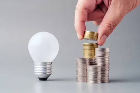 ガス会社の営業さんに「基本料金の安いプランに変えれば、年間“1万円以上”お得です」と勧められました。ただ、夫は「解約金とか考えたら意味ないんじゃない？」と疑っています。光熱費見直しのポイントを解説！