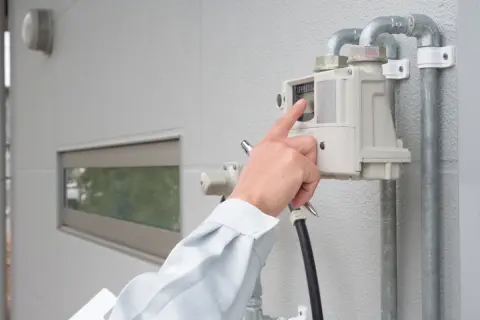 実家のガスメーターに丸いシールが貼られていました。空き巣のマーキングだったら怖いです。警察に相談すべきでしょうか？