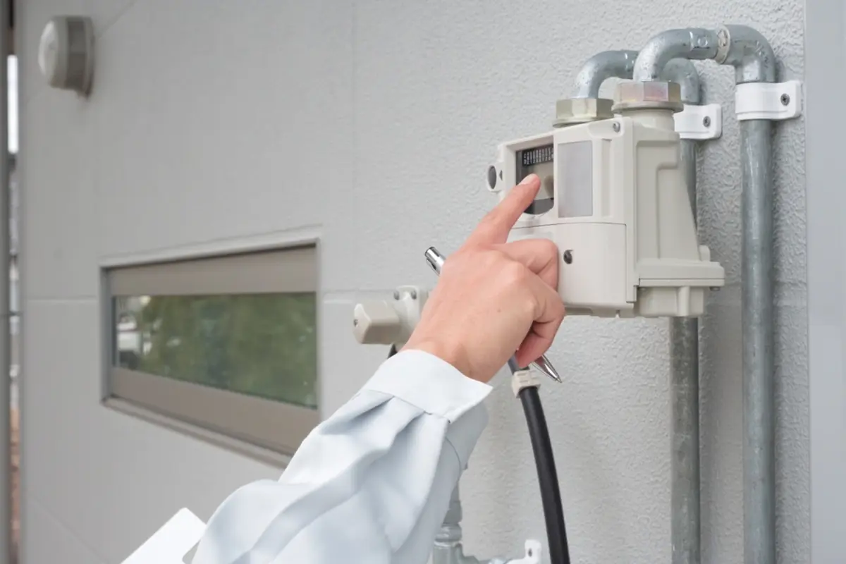 実家のガスメーターに丸いシールが貼られていました。空き巣のマーキングだったら怖いです。警察に相談すべきでしょうか？