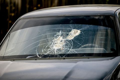 冬の朝「フロントガラスに熱湯」で、修理代“10万円超”の請求が！ 凍結を溶かしたかったのですが、「車両保険」で修理できるでしょうか？ 等級は下がってしまいますか？