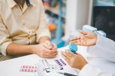 今年は医療費が「年間10万円」を超えないため医療費控除は使えなさそうです…「年間1万5000円」の医薬品も購入しているのですが、セルフメディケーション税制ならいくら得しますか？