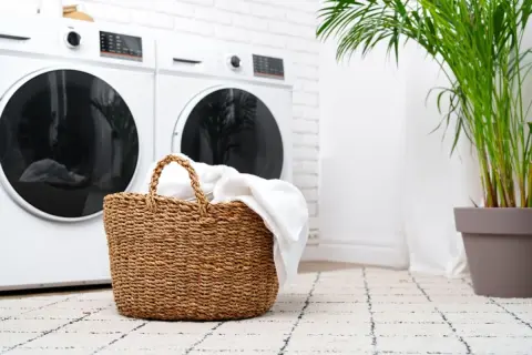 母は「水道代の節約になるから」と、お風呂の残り湯で毎日洗濯をしています。実際のところ、ガス代や電気代を含めると本当にお得なのでしょうか？