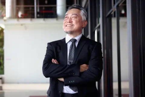 定年退職後、年収280万円で再雇用を勧められました。職業相談所では「週4勤務で月20万円」の求人も紹介されましたが、手取りや将来の年金を考えるとどちらがお得でしょうか？