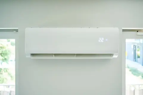 帰省して「アパートのエアコン消し忘れた！」という息子…1週間の滞在ですが、どれだけ“電気代”がかかりますか？「1人暮らし用エアコン」で費用をシミュレーション