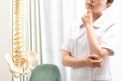 行きつけの整体から「これからはマイナ保険証を使って」と連絡が！ まだ「会社の保険証」ですが“3月末まで使える”はずですよね？「10割請求」される可能性もあるでしょうか？