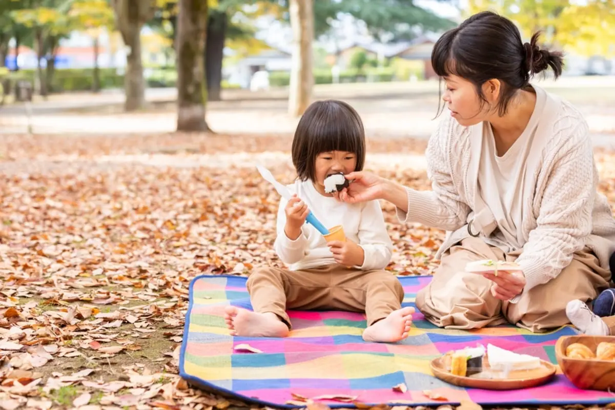 USJで“2000円のランチ代”を浮かすために、「おにぎり持っていこう」というママ友…並びながら食べられて「時短・節約」とのことですが、持ち込みは禁止ですよね？ ルールを確認
