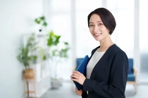 「秘書」として働く友人は年に3回も海外旅行に行っています！ そんなに稼ぎがいいんでしょうか…？