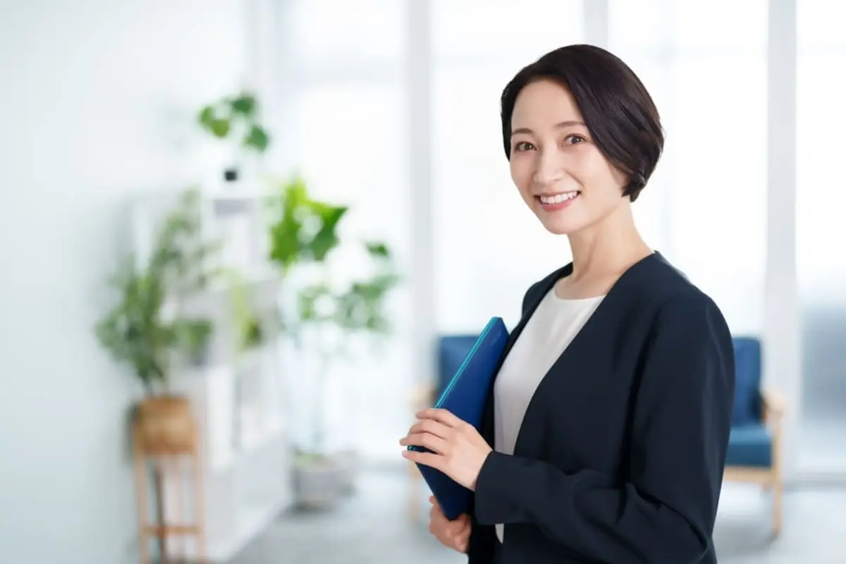 「秘書」として働く友人は年に3回も海外旅行に行っています！ そんなに稼ぎがいいんでしょうか…？