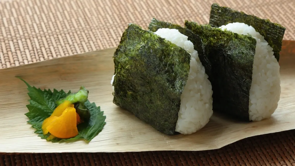 40代の先輩は「ランチがおにぎり2個」…20代の自分より「高収入」だと思ったのですが、意外と“年収は上がらない”のでしょうか？ 年代別の平均年収と「節約の理由」を確認