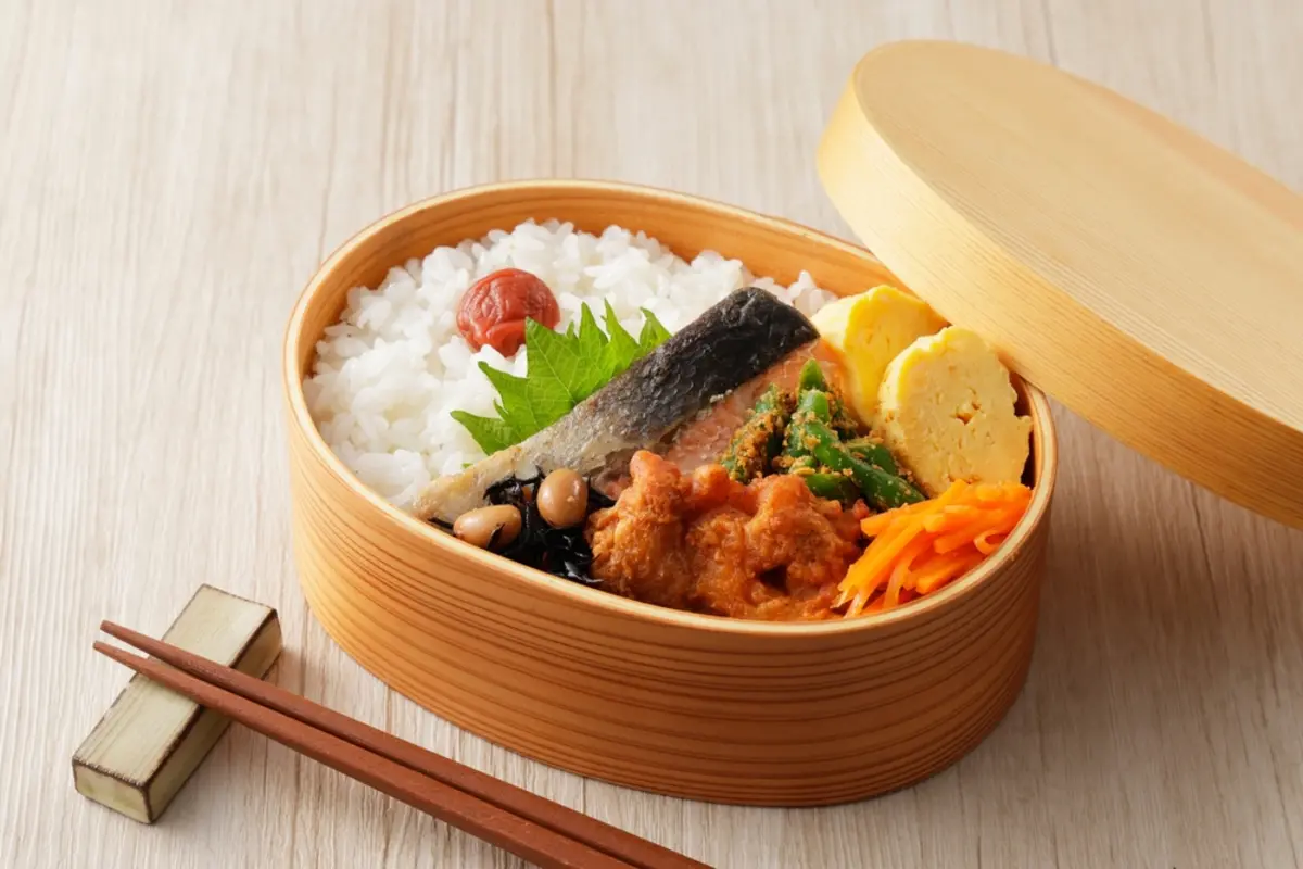 食費を抑えるために、ここ半年ほど「毎日お弁当」を持参しています。コンビニランチをやめることで、1ヶ月でどれくらいの節約になっているのでしょうか？