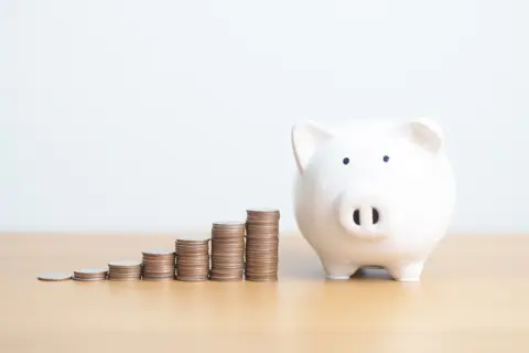 これまで貯めてきた「1000万円」をすべて定期預金に預ける予定だという両親…10年間預けた場合、投資に回したときと比べてどれくらい変わりますか？