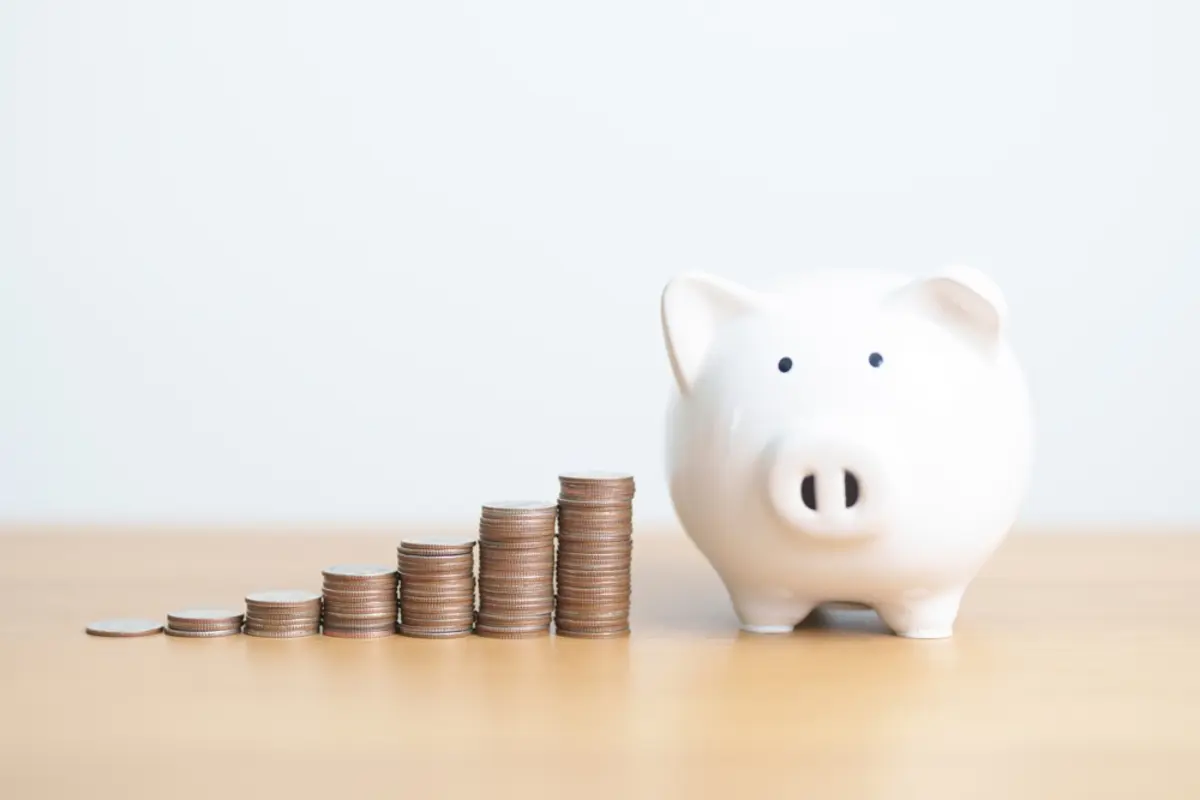 これまで貯めてきた「1000万円」をすべて定期預金に預ける予定だという両親…10年間預けた場合、投資に回したときと比べてどれくらい変わりますか？