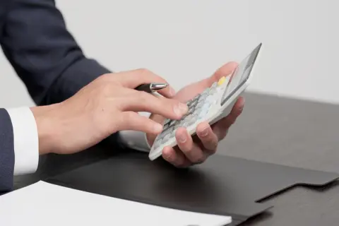 年末調整の還付金、戻りは3万円ほどでしたが同僚は9万円と言っていました。この違いはなんですか？ 還付金の平均額も知りたい。