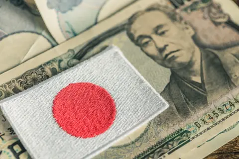 宝くじで「1000万円」当せん！“個人向け国債”に預けようとしたら、友人に「投資じゃないと損」と言われました…金利が“今世紀最高水準”のはずなのに、なぜですか？ 5年間の増加額を確認