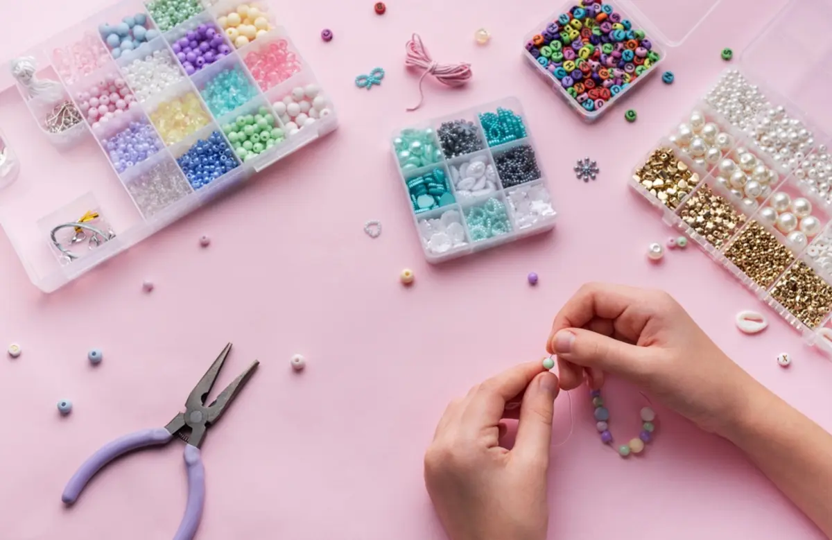 妻がハンドメイド作品をネット販売し「月3万円前後」の売上があります。材料費もあるので利益は少ないはずですが、このような場合でも確定申告が必要でしょうか？