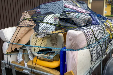 実家の親が「無料で不用品回収」と書かれたチラシを見て頼もうとしています。トラブルにならないか心配です。利用しても問題ないでしょうか。