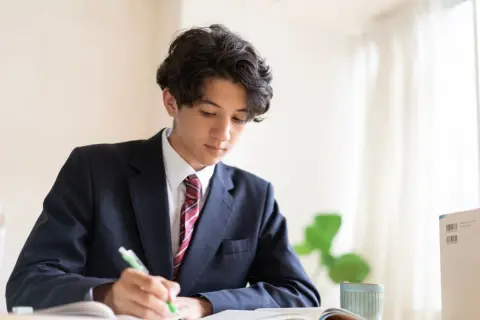 「高校無償化だから」なのに、初年度“50万円請求”され焦り！ わが家は「年収500万円」で厳しいのですが、こんなに払うものですか？“1年目にかかる費用”を確認