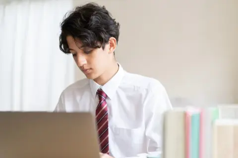 夫のボーナスが増えて世帯年収が「900万円」を超えそうです。すでに私立高校に通っている息子の「授業料無償」は打ち切られてしまいますか？