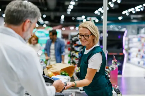 定年退職した父が「コンビニ夜勤なら時給1250円」と張り切り、母は「年金と貯金だけで暮らせるでしょ」と反論。実際、老後の必要資金はいくらなのでしょうか？