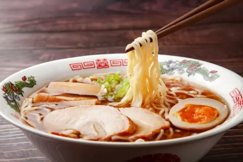 家系ラーメン店で「日本語メニュー」は“1064円”に対し、英語メニューは「1800円」で“二重価格”と話題…「同じ商品なのに値段が違う」のは問題ない？ 国内外の導入事例も確認