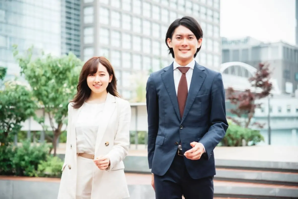 共働き「年収700万円」は“貧乏”ですか？ 子どもに「友だちはハワイやディズニー行ってる」と言われますが、わが家は帰省の“交通費10万円”すらキツイ…平均収支はどのくらいですか？