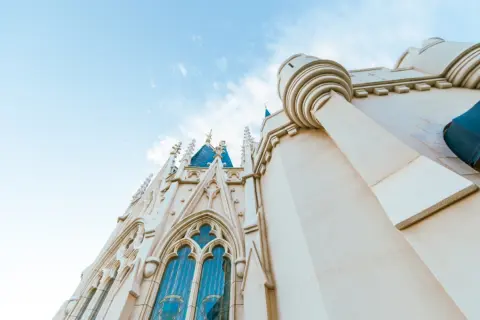 ディズニーで「DPA（有料パス）」を家族4人分買うと、追加で“1万円超え”に！ 夫は「並べばタダ」と言いますが、遠方からなら“課金して時間を買う”べき？ 待ち時間と費用対効果を検証