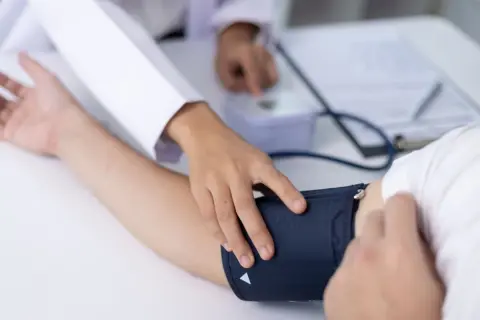 勤務先の健康診断の“再検査”の通知が。再検査費用「1万円」は全額自腹で払うしかないと聞いたのですが、本当ですか？