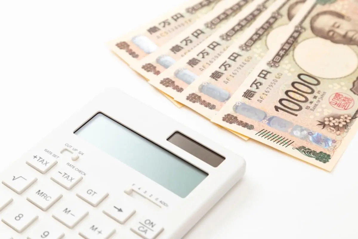 63歳の母が「今年から特別に年金が月5万円もらえる」と言っていました。同じ年の父は「もらってない」とのことですが、どうして母だけ年金を“先に受け取れる”のでしょうか？ 受給できる人とは