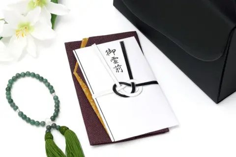 親戚の葬儀に「香典4万円」を包もうとしたら、母に「縁起が悪い」と言われました。お世話になったので“3万円は少ない”と思うのですが、いくら包むべきでしょうか？「NG金額・相場」を確認