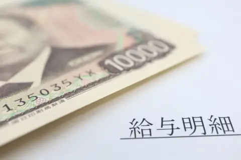 ふるさと納税で年末に「駆け込み50万円」の寄付。翌年から税金が安くなると聞いていたのに、1月の給与明細でほぼ変わっていなかったのはなぜですか？