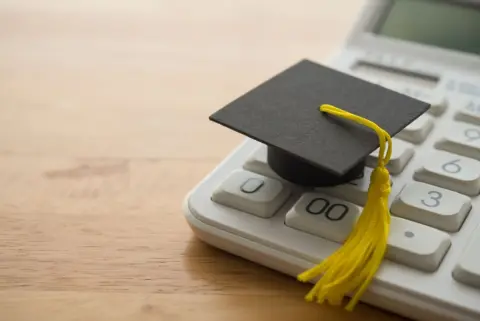 奨学金「300万円」を“利率0.2％”で借りたはずが、なぜか「1.6％」で通知が届いた！“利率固定方式”なのにナゼ!? 返還額への影響もシミュレーション