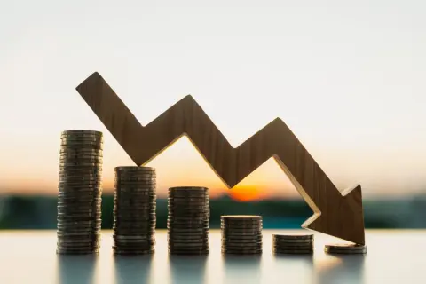 入社して2年目ですが、1年目より手取りが減っています。なぜ新入社員より給料が安いのでしょうか？