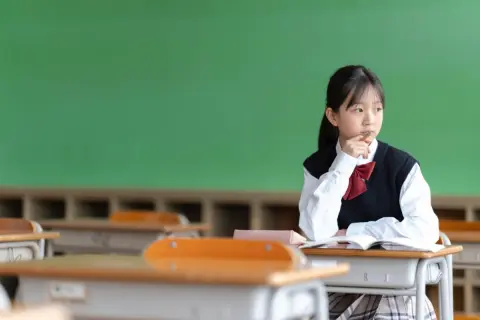 シングルマザーで年収「350万円」です。娘を都内の私立高校に通わせたいのですが、奨学金と「無償化制度」を使えば実際の持ち出しはいくらになるのでしょうか？